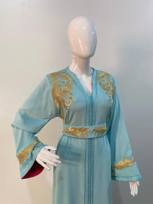 Caftan turquoise avec broderie dorée, doublure et ceinture assortie