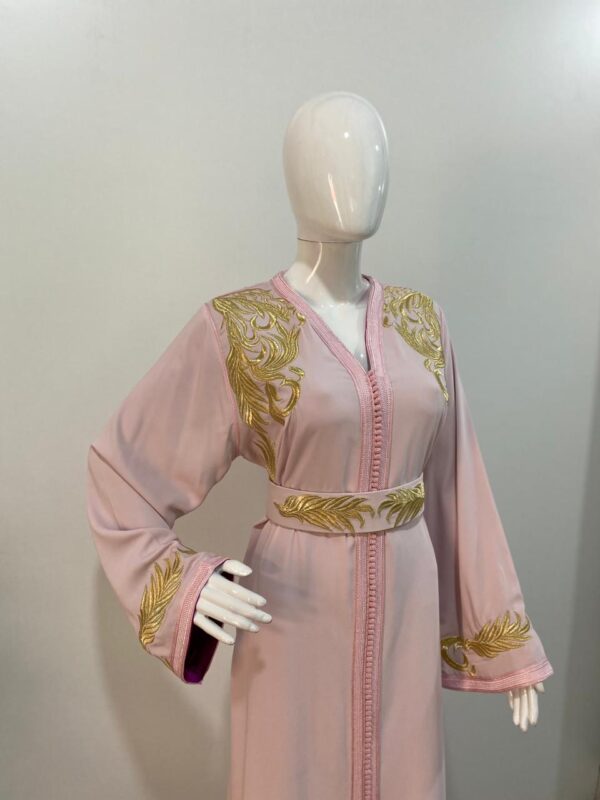 Caftan rose avec broderie dorée, doublure et ceinture assortie