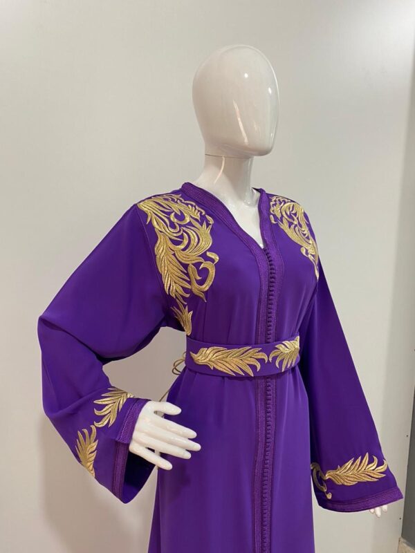 Caftan violet avec broderie dorée et ceinture assortie