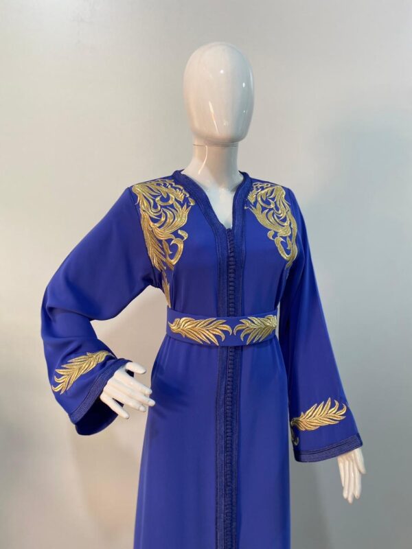 Caftan bleu avec broderie dorée et ceinture assortie