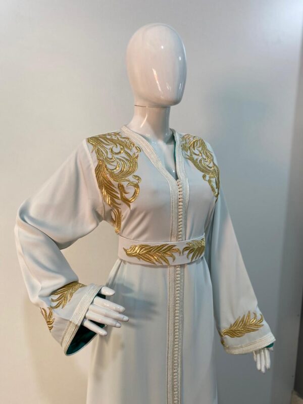 Caftan blanc avec broderie dorée, doublure et ceinture assortie