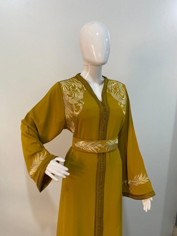 Caftan moutarde avec broderie dorée et ceinture assortie